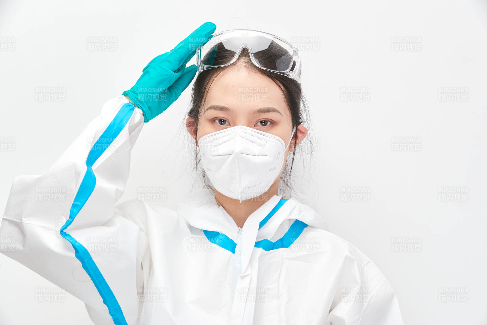 穿白色防护服佩戴护目镜口罩的女性医疗人员图片