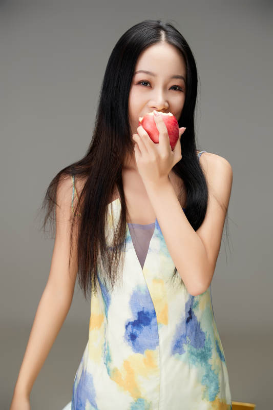 吃水果的亚洲东方长发少女图片