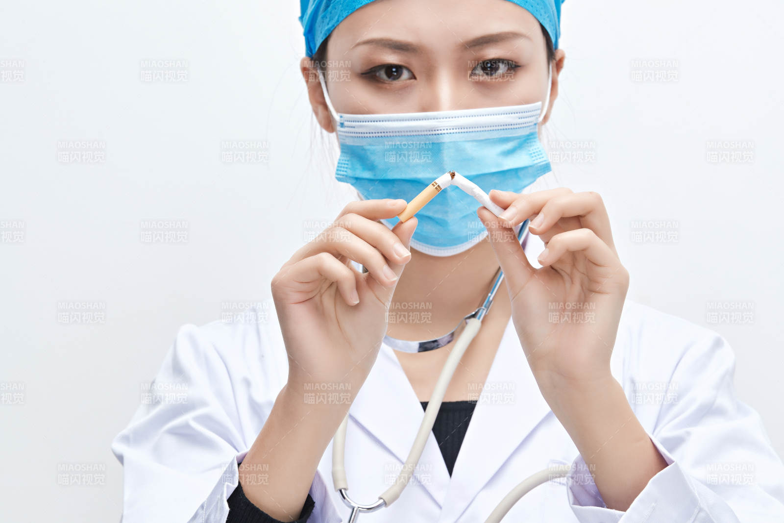 白色背景下传递传递吸烟有害健康信息的医生图片