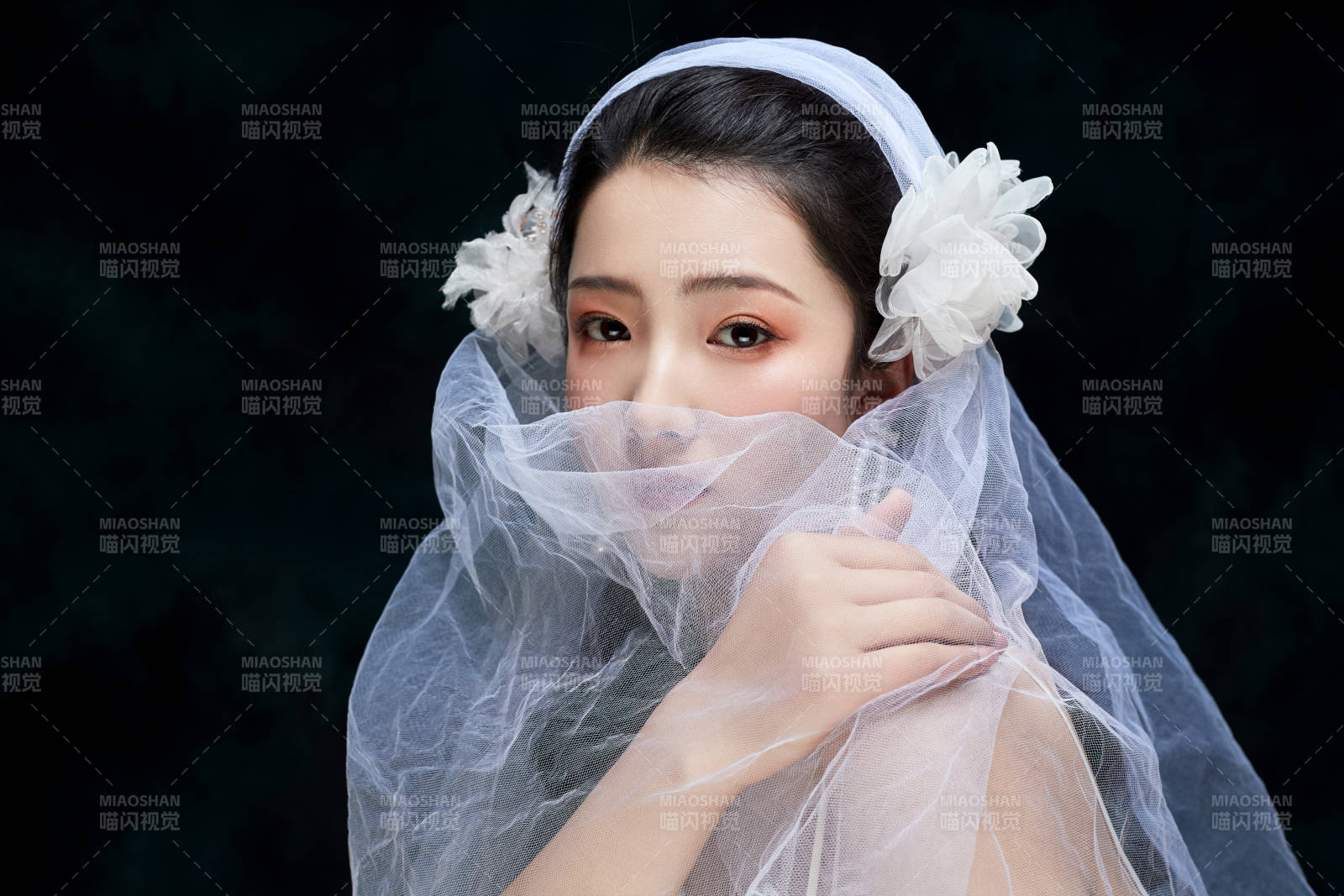 黑色背景下的女性复古婚纱妆面图片