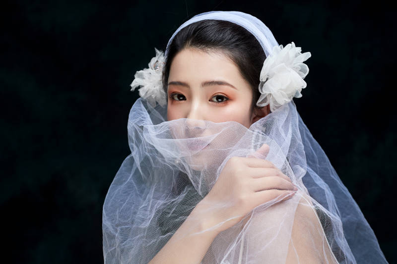 黑色背景下的女性复古婚纱妆面图片