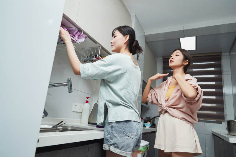 在厨房烹饪美食的亚洲闺蜜少女图片