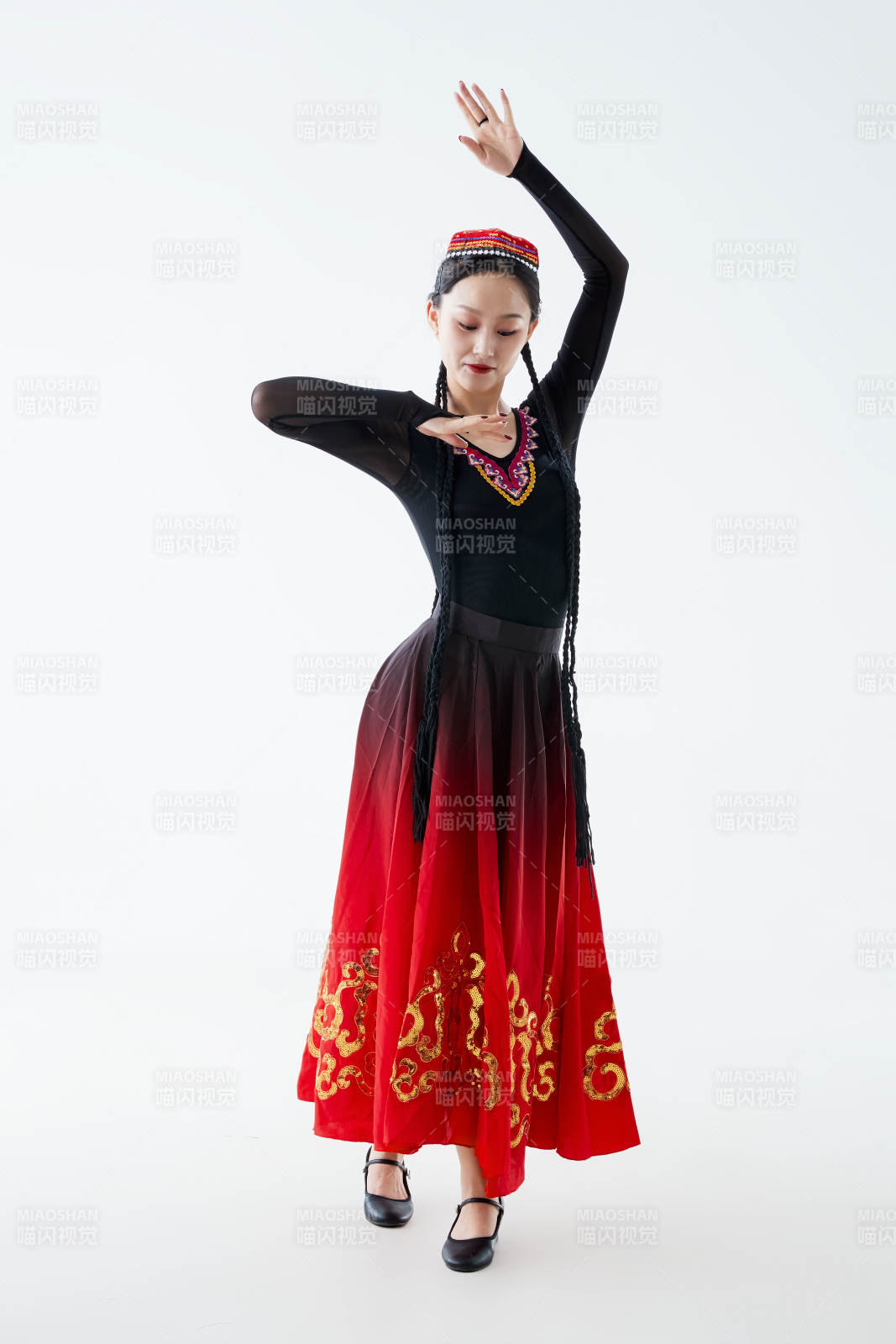 穿着新疆维吾尔族服饰跳舞的少女图片