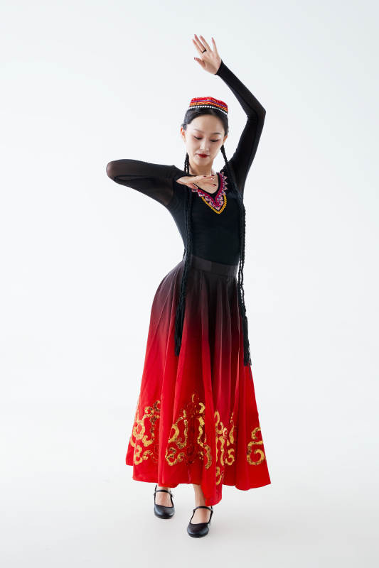 穿着新疆维吾尔族服饰跳舞的少女图片