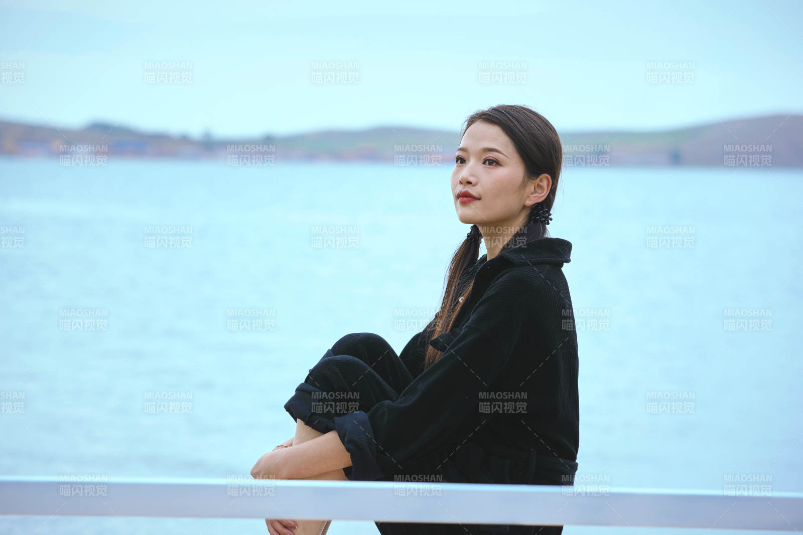 悠闲的坐在美丽湖岸码头的亚洲年轻女性人像图片