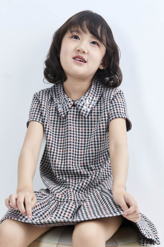 白色色背景的可爱的亚洲小女孩儿童图片