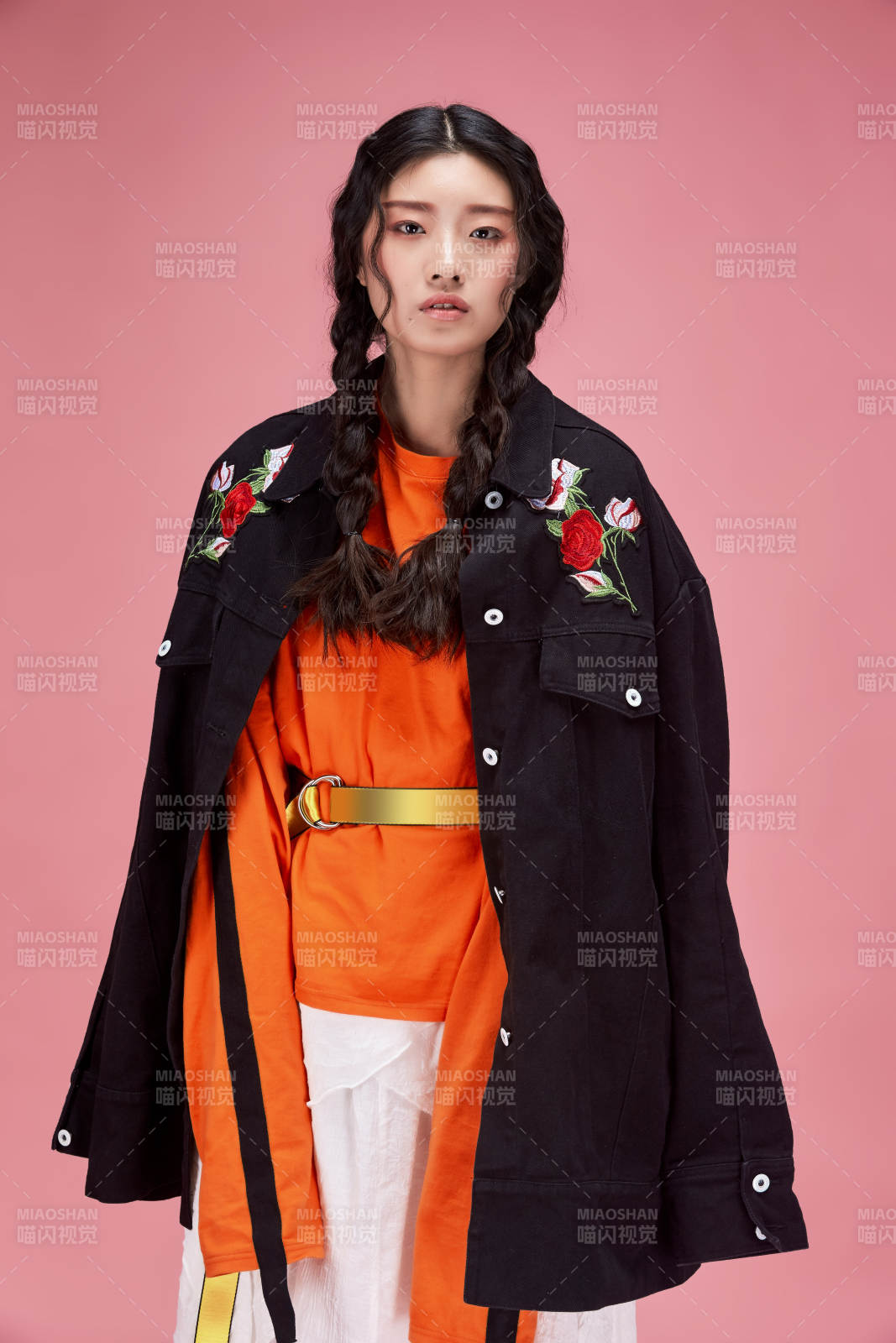 摄影棚拍摄的时尚亚洲女性模特图片