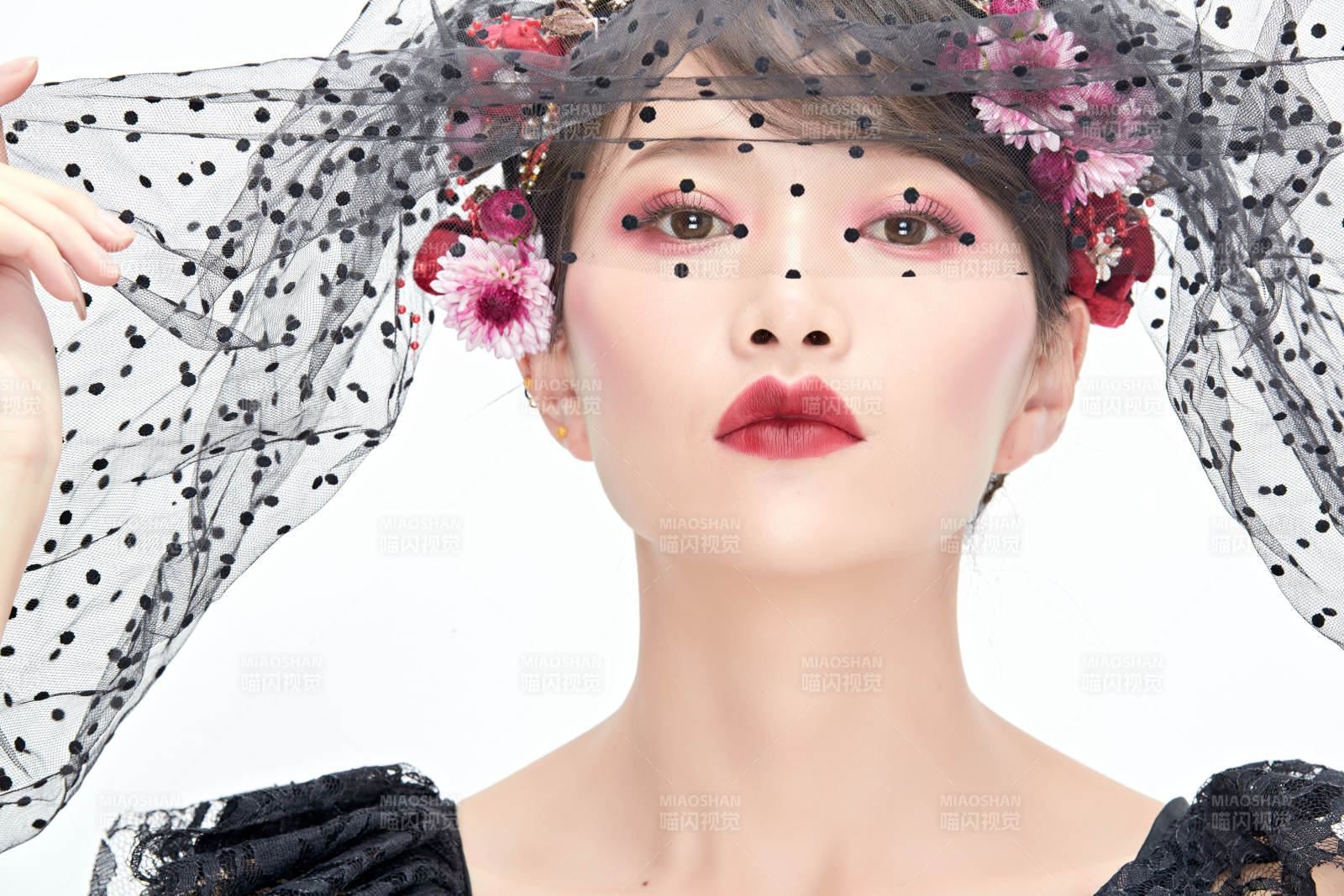 白色背景下的新娘彩妆美女人像图片