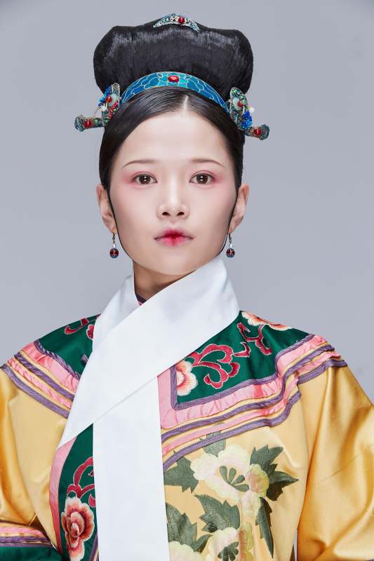 白色背景下的清代女性古装造型清朝古装图片