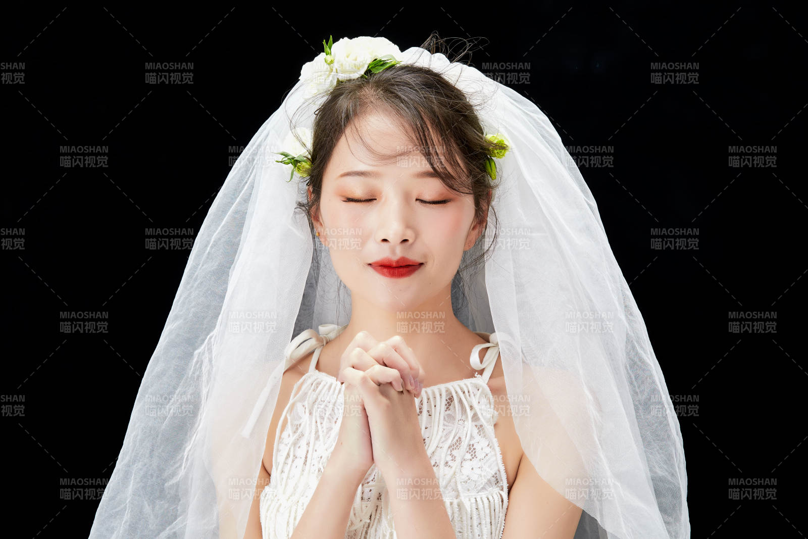 黑色背景下的美妆新娘彩妆人像图片