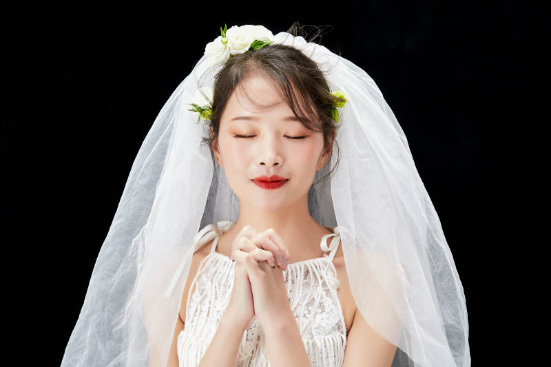 黑色背景下的美妆新娘彩妆人像图片
