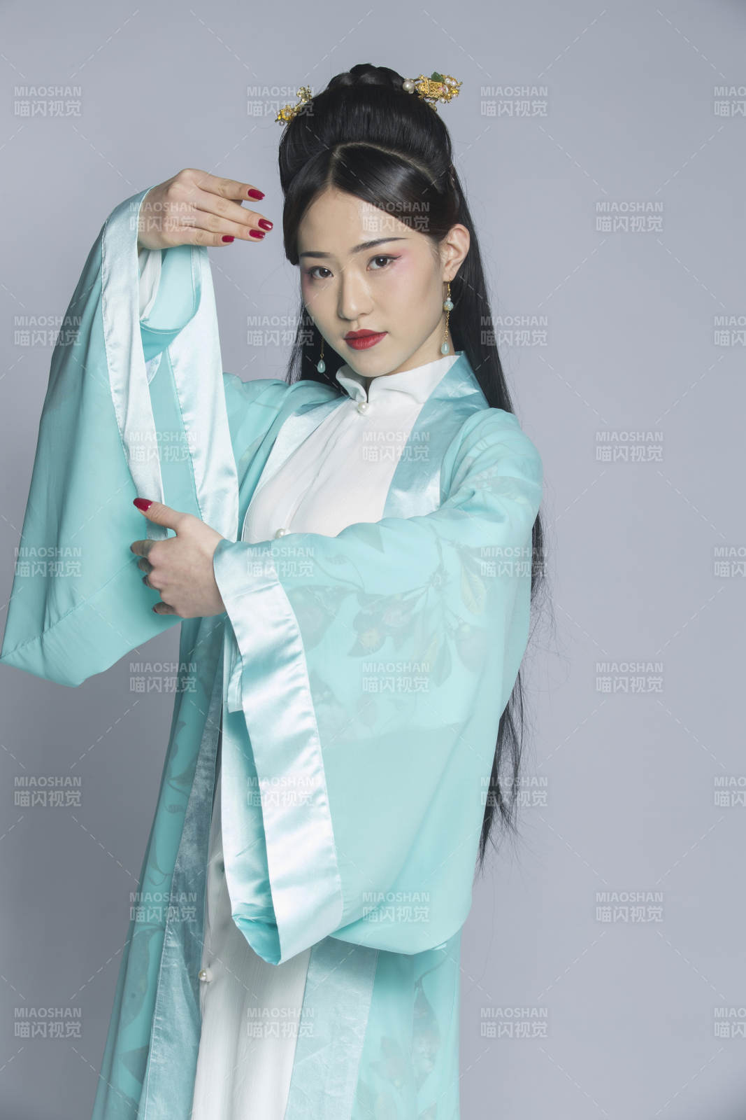 汉服风韵人像棚拍汉服少女图片