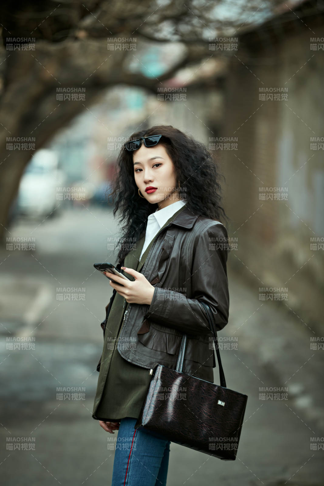 老旧城区里穿着复古港风的美丽清纯少女图片