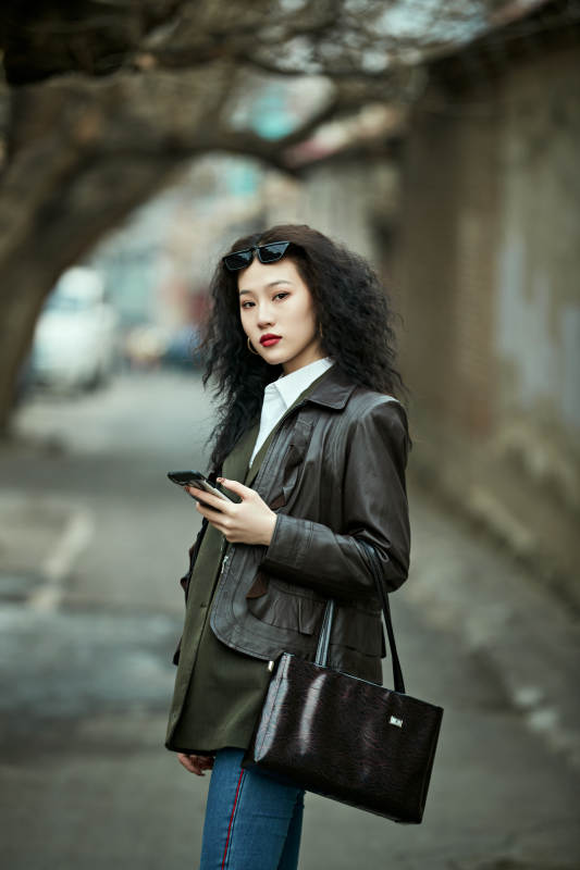 老旧城区里穿着复古港风的美丽清纯少女图片