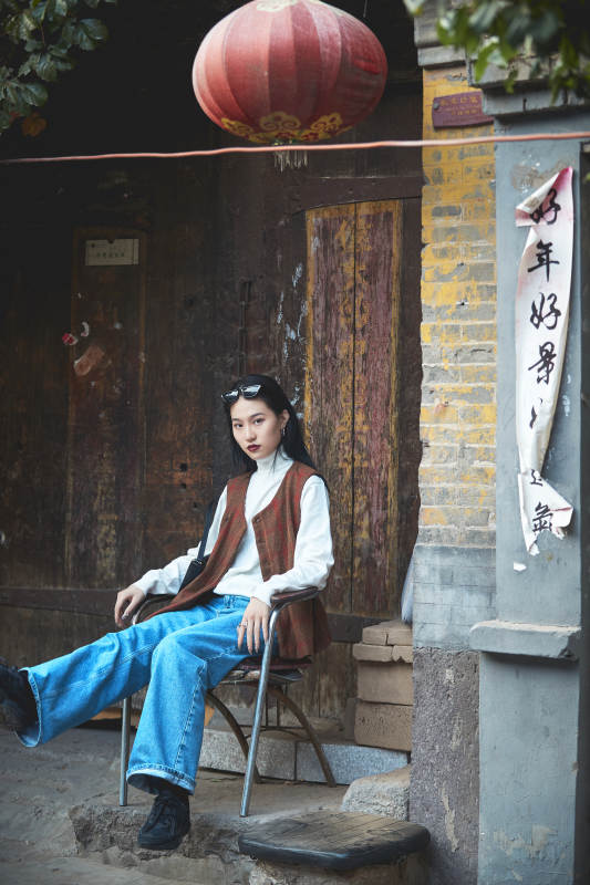 老旧城区里穿着复古港风的美丽清纯少女图片