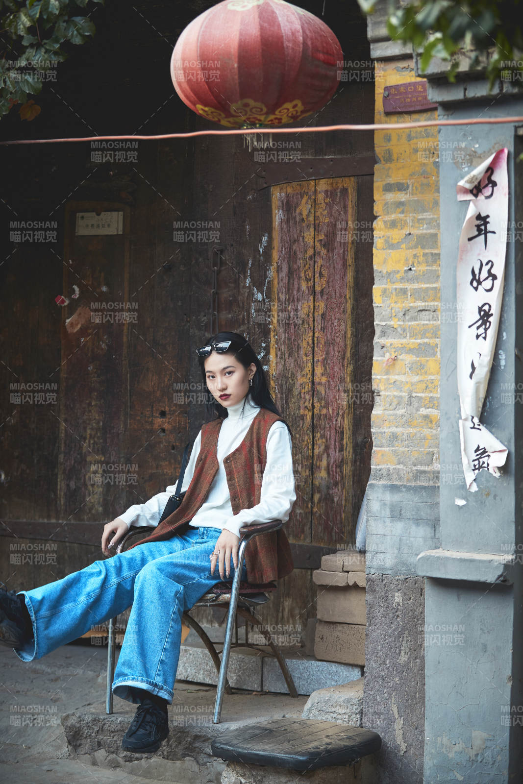 老旧城区里穿着复古港风的美丽清纯少女图片