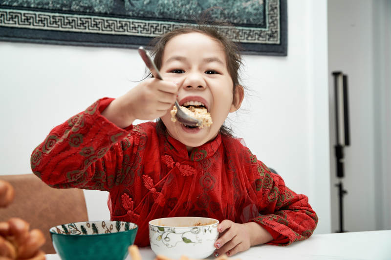 在家玩耍的亚洲小女孩图片