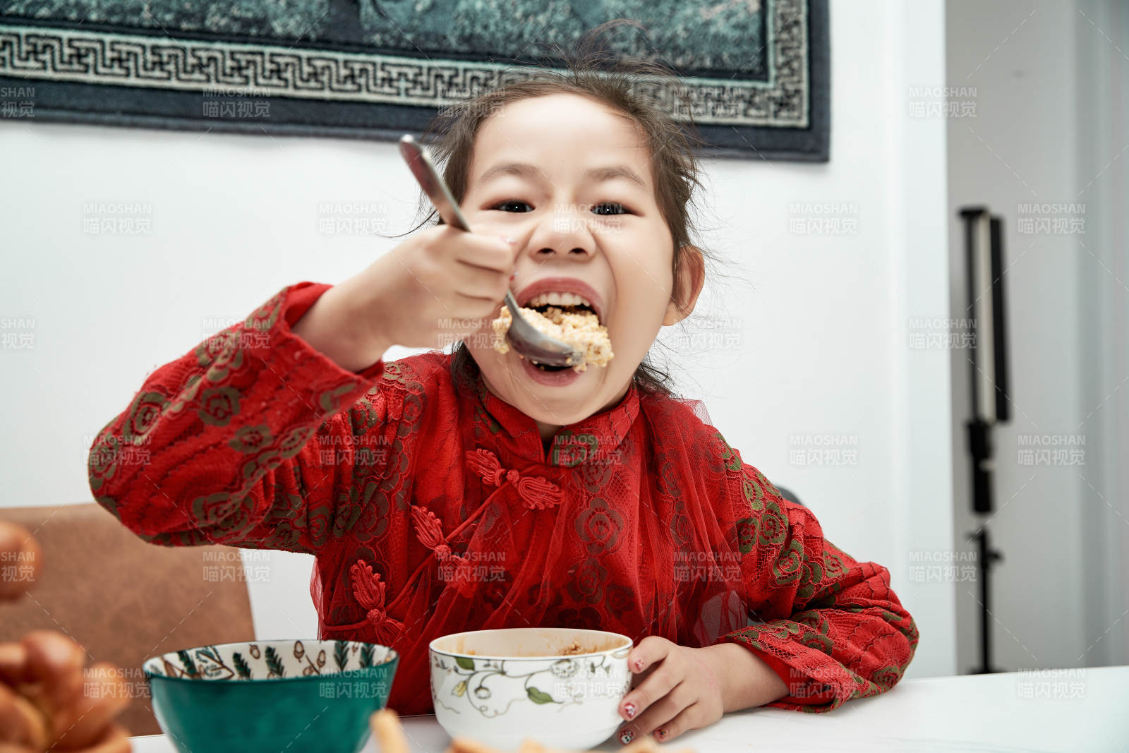 在家玩耍的亚洲小女孩图片
