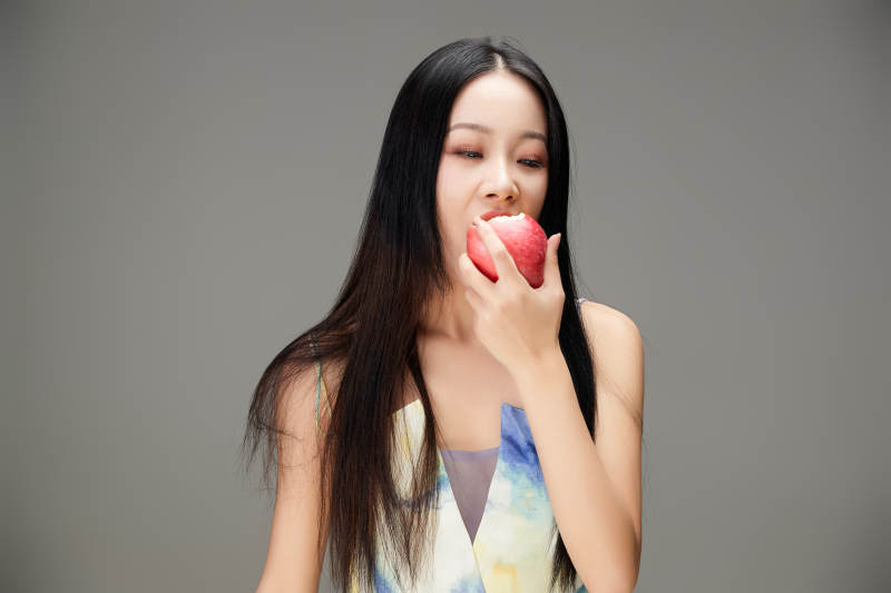 吃水果的亚洲东方长发少女图片