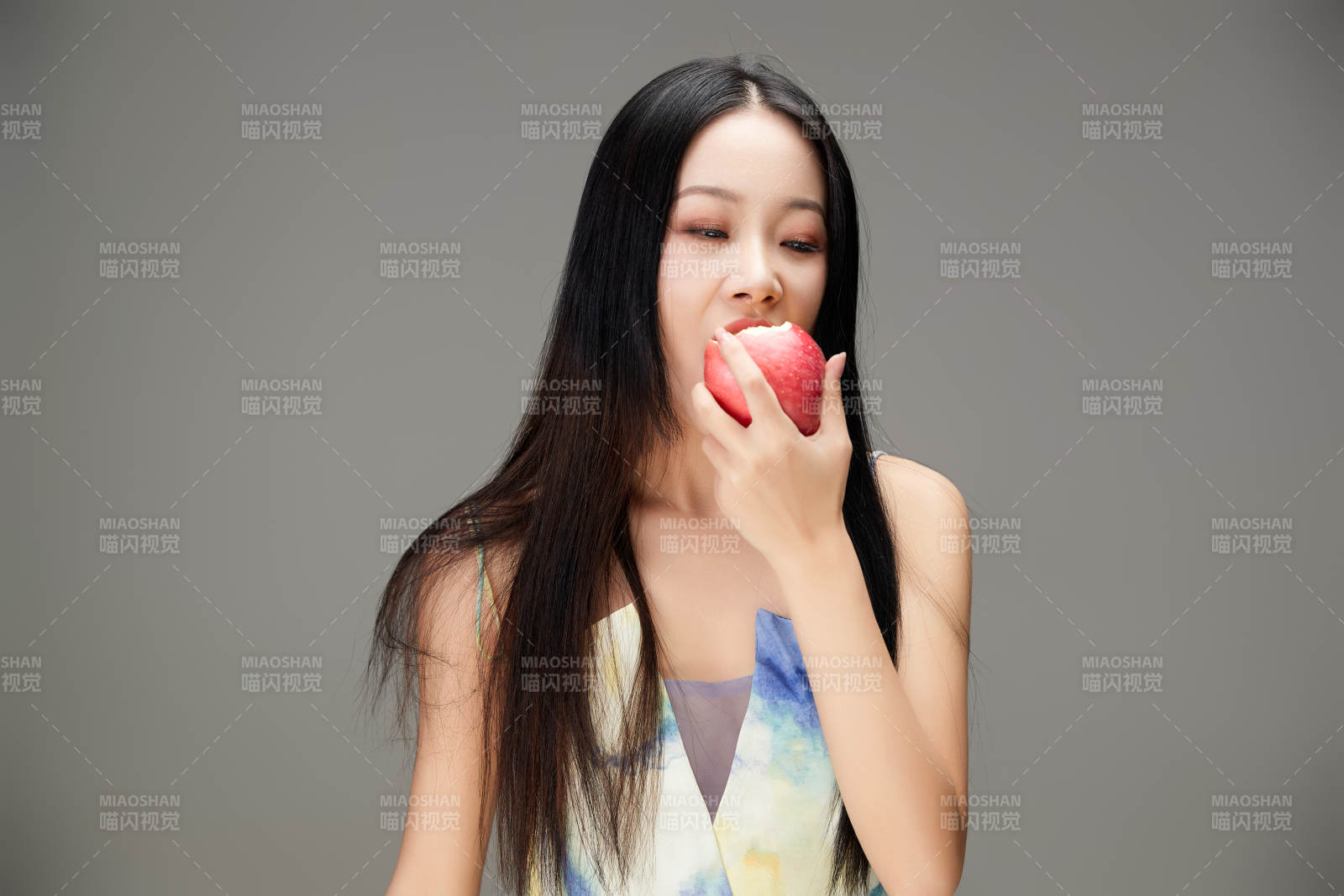 吃水果的亚洲东方长发少女图片