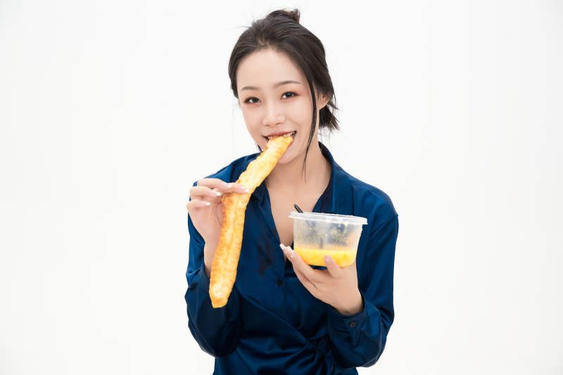 大吃特吃的亚洲可爱少女人像图片