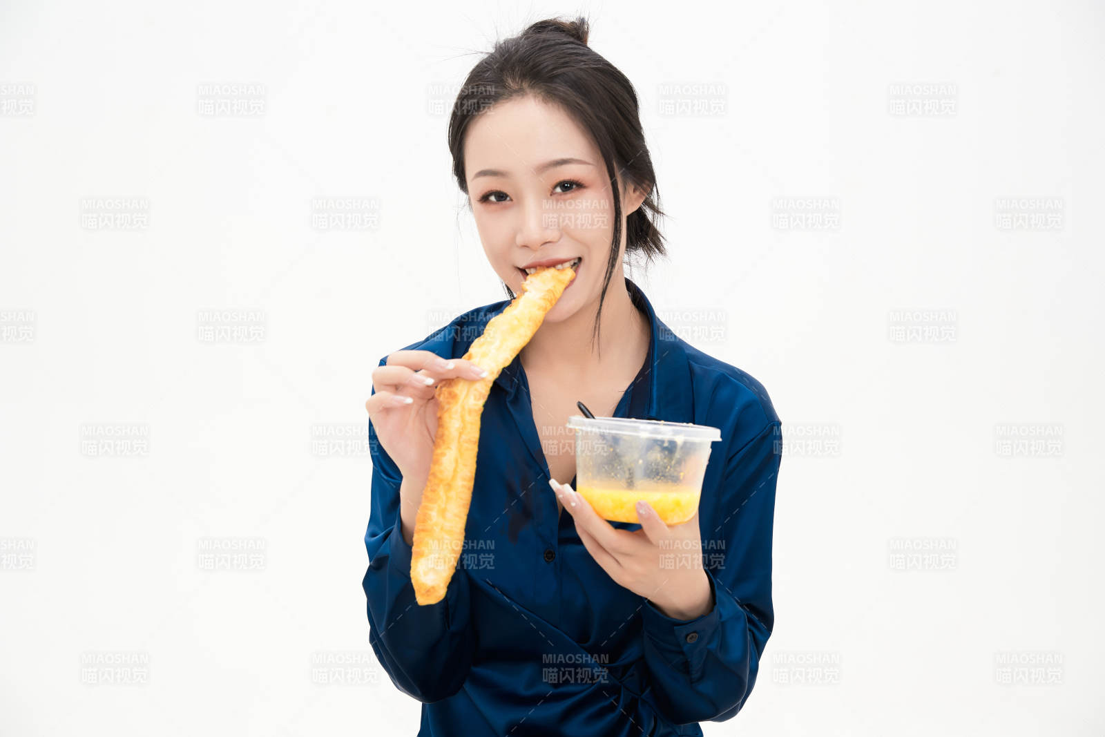 大吃特吃的亚洲可爱少女人像图片