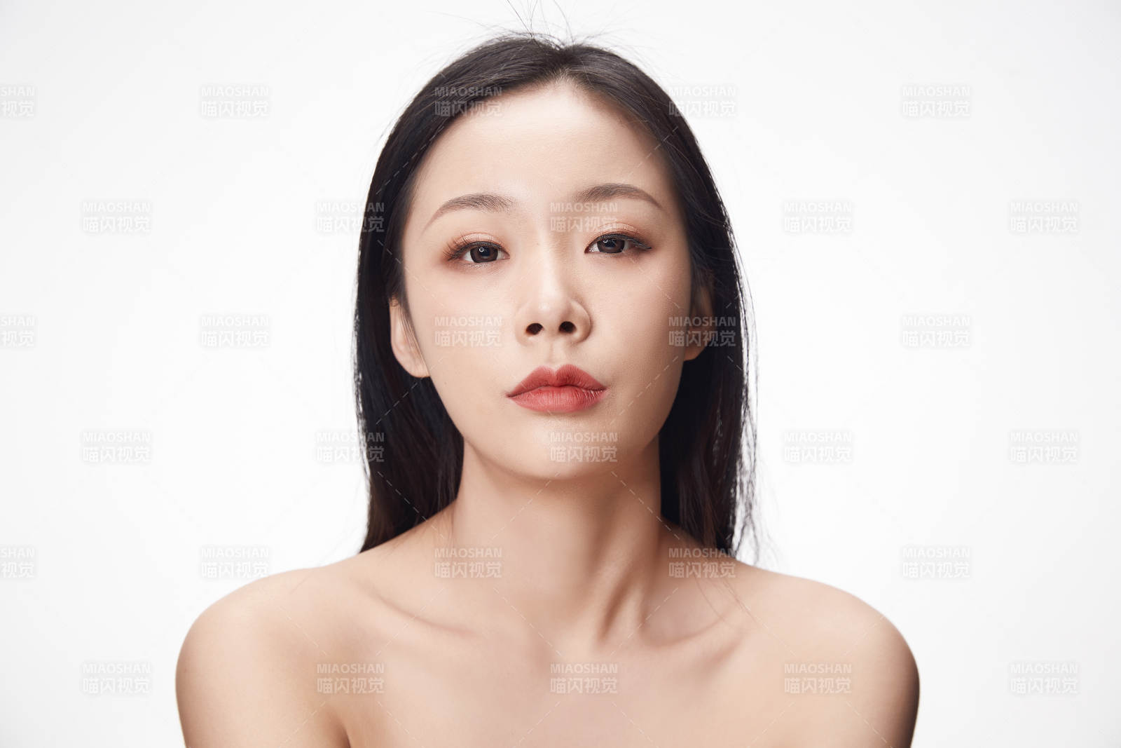 亚洲美女面部特写化妆护肤图片