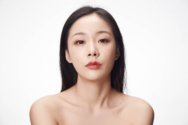 亚洲美女面部特写化妆护肤图片