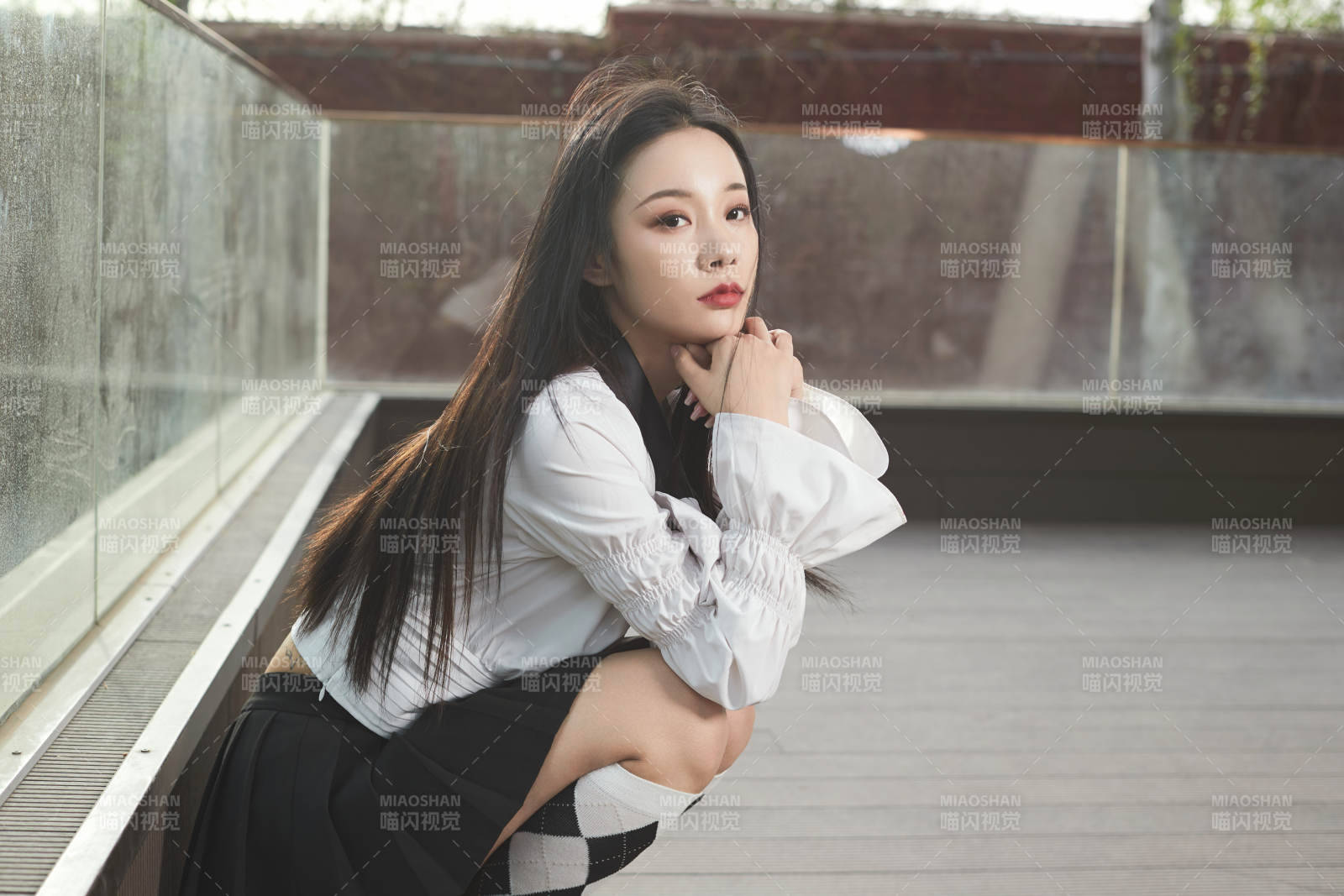 日系户外公园穿jk校服的少女图片