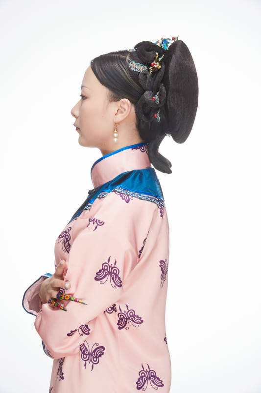 白色背景下的清代女性古装造型清朝古装图片