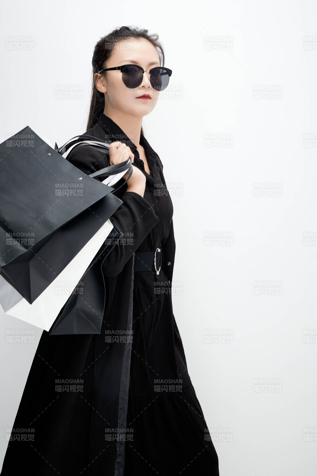 白色背景下手提购物袋时尚美丽的亚洲少女图片