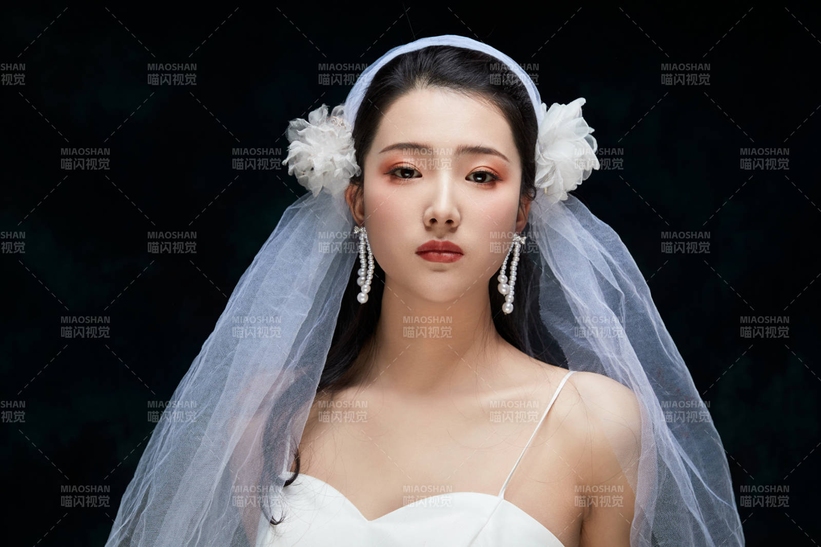 黑色背景下的女性复古婚纱妆面图片