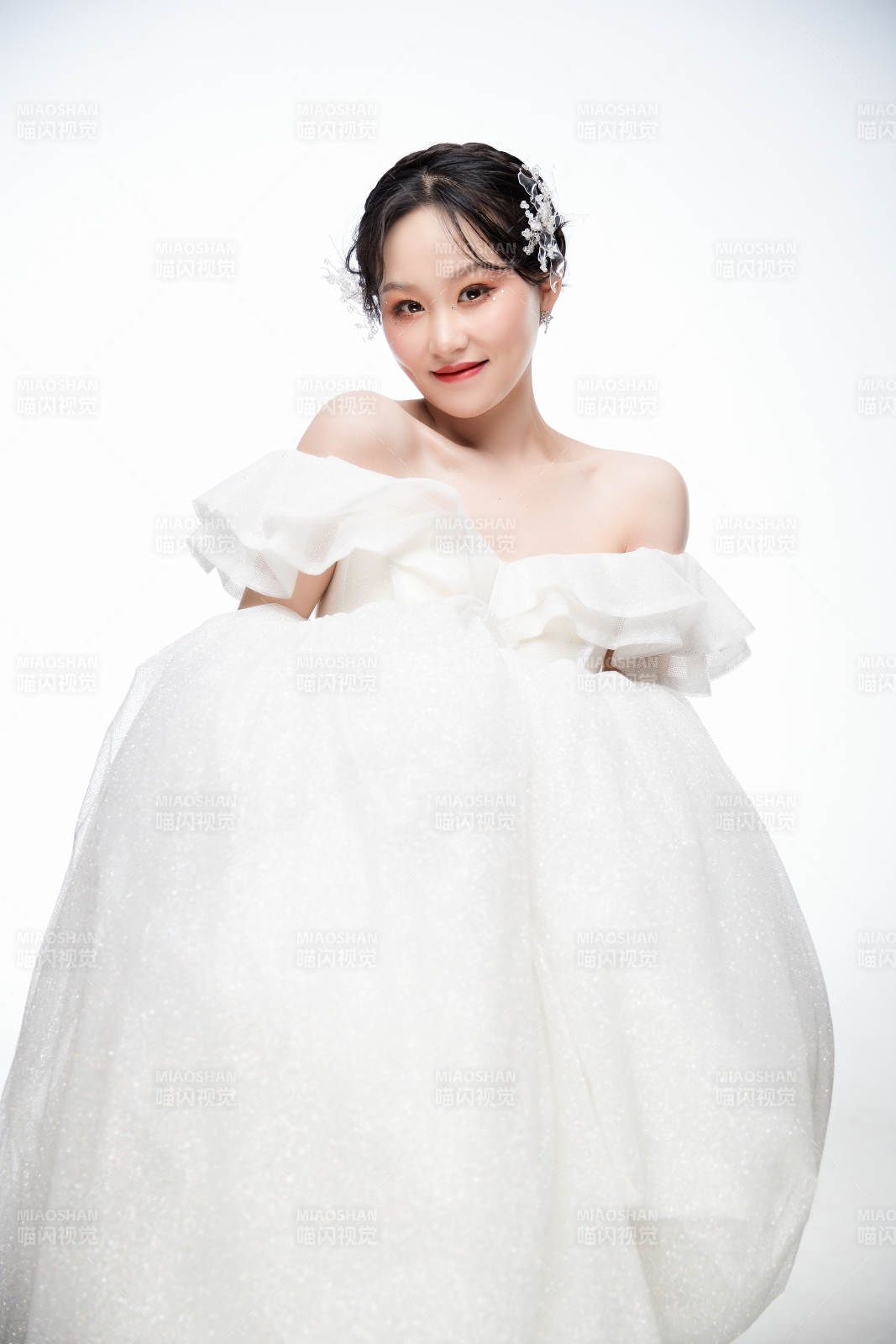 女性婚纱妆面图片