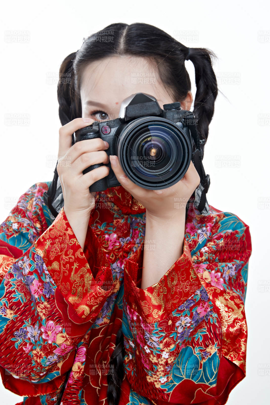 手持相机的亚洲年轻少女的肖像人像图片