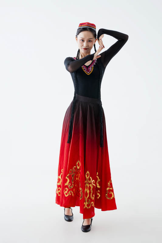 穿着新疆维吾尔族服饰跳舞的少女图片