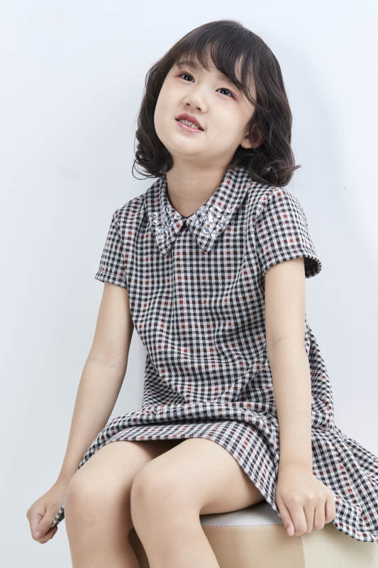 白色色背景的可爱的亚洲小女孩儿童图片