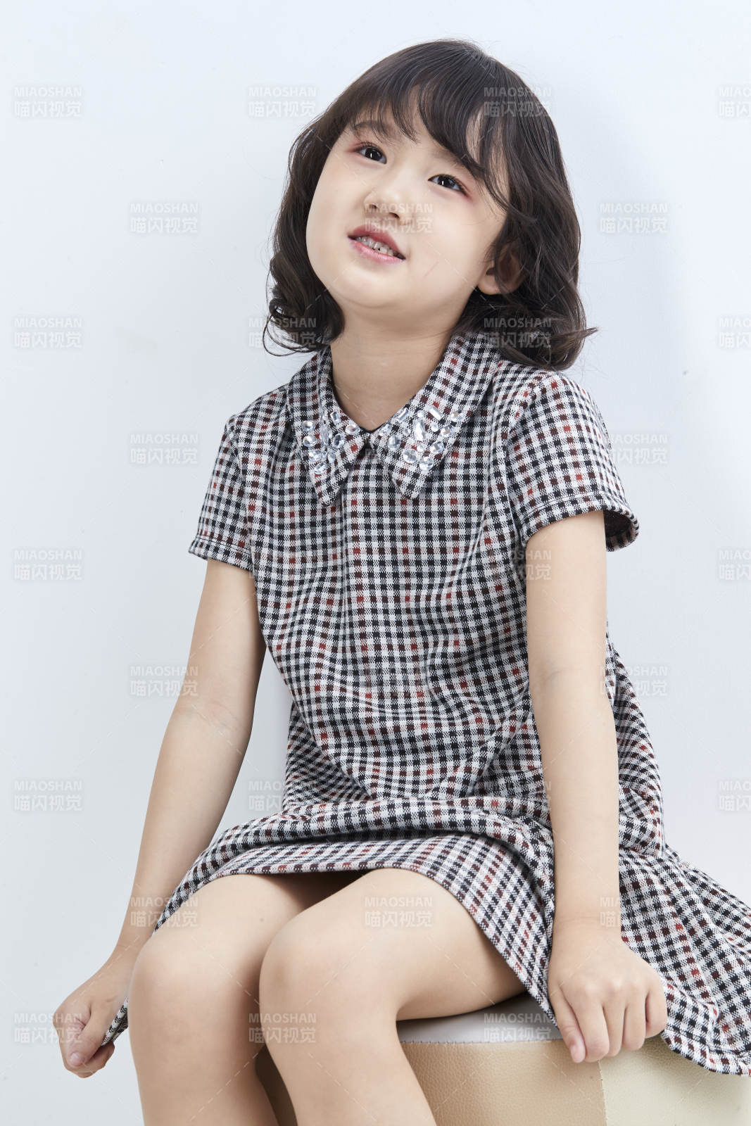 白色色背景的可爱的亚洲小女孩儿童图片