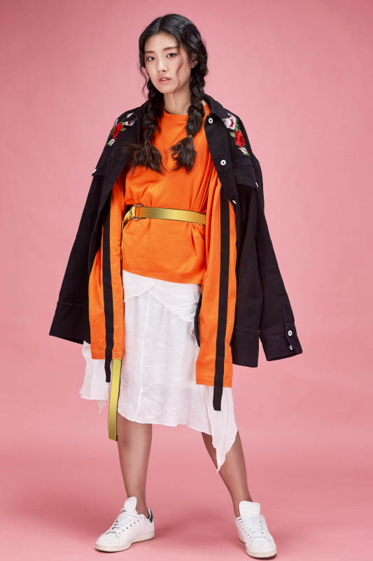 摄影棚拍摄的时尚亚洲女性模特图片