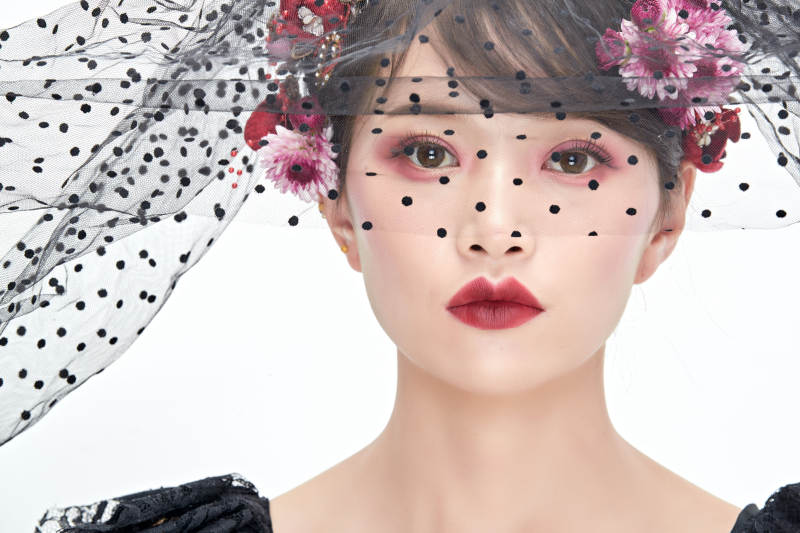 白色背景下的新娘彩妆美女人像图片