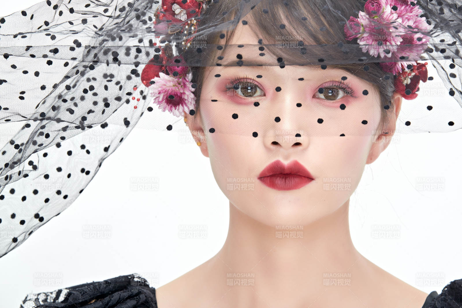 白色背景下的新娘彩妆美女人像图片