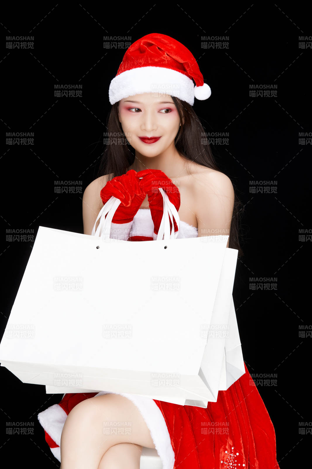 身穿圣诞服饰手提购物袋性感可爱的圣诞女郎图片