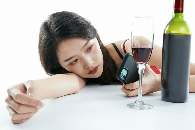 独自品尝红酒的亚洲女性图片