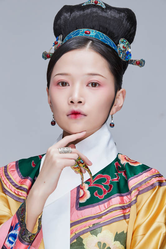 白色背景下的清代女性古装造型清朝古装图片