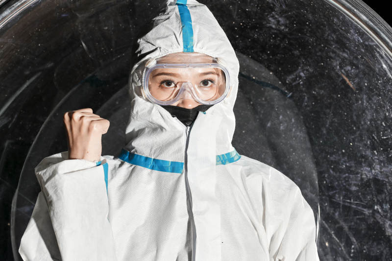 穿白色防护服佩戴护目镜口罩的女性防护人员图片