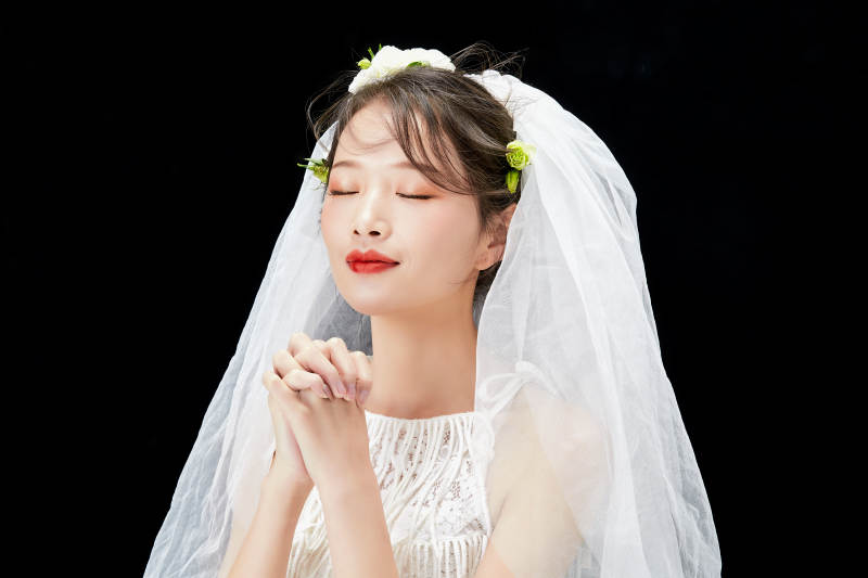 黑色背景下的美妆新娘彩妆人像图片