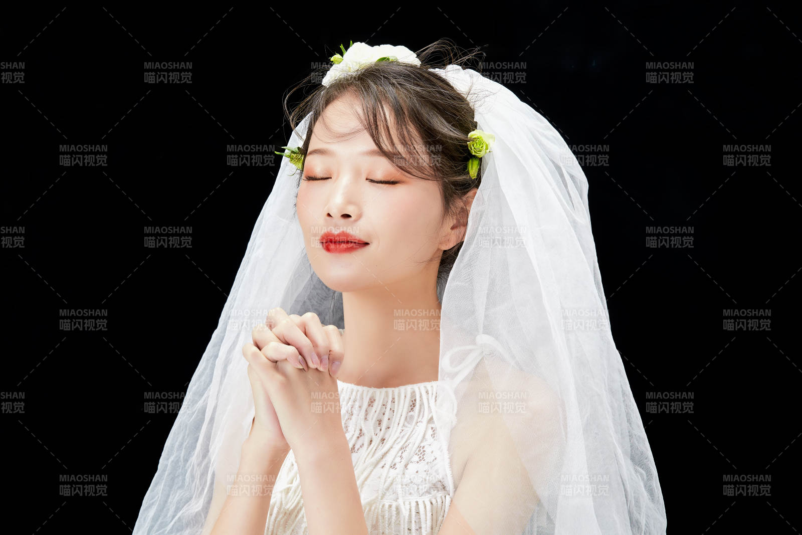 黑色背景下的美妆新娘彩妆人像图片