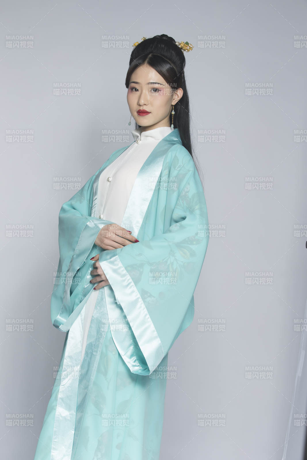 汉服风韵人像棚拍汉服少女图片