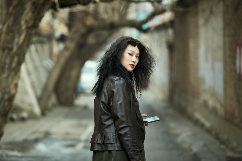 老旧城区里穿着复古港风的美丽清纯少女图片