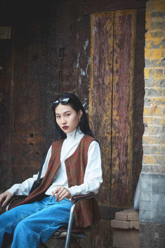 老旧城区里穿着复古港风的美丽清纯少女图片