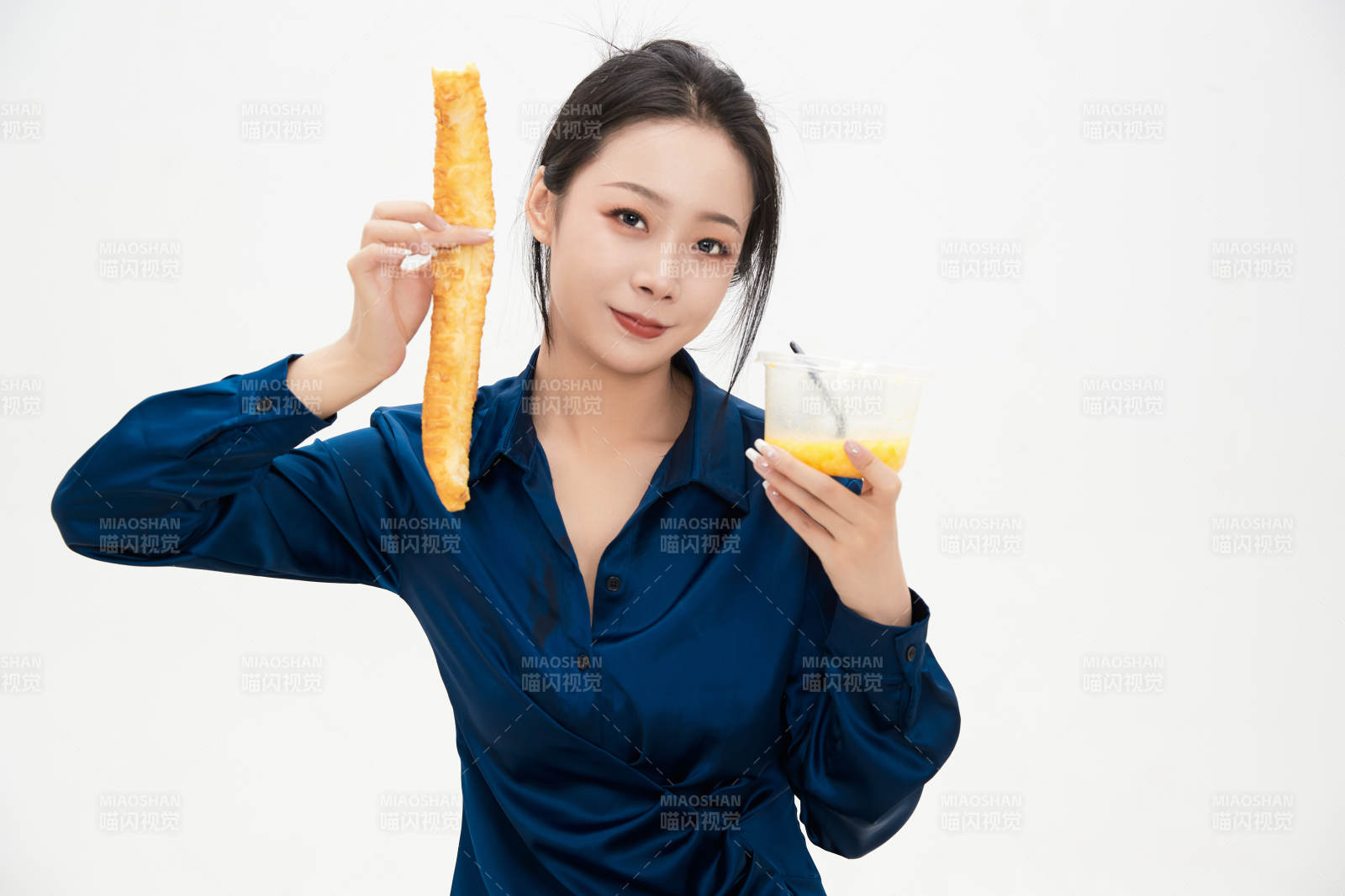 大吃特吃的亚洲可爱少女人像图片